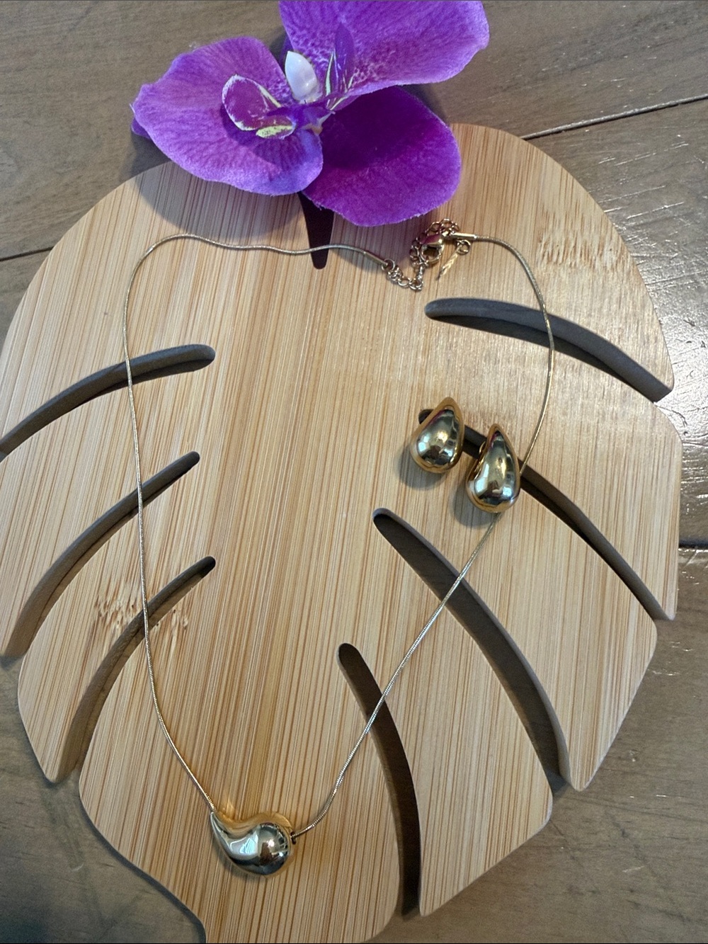 Gold Teardrop Pendant Necklace and Earrings Set